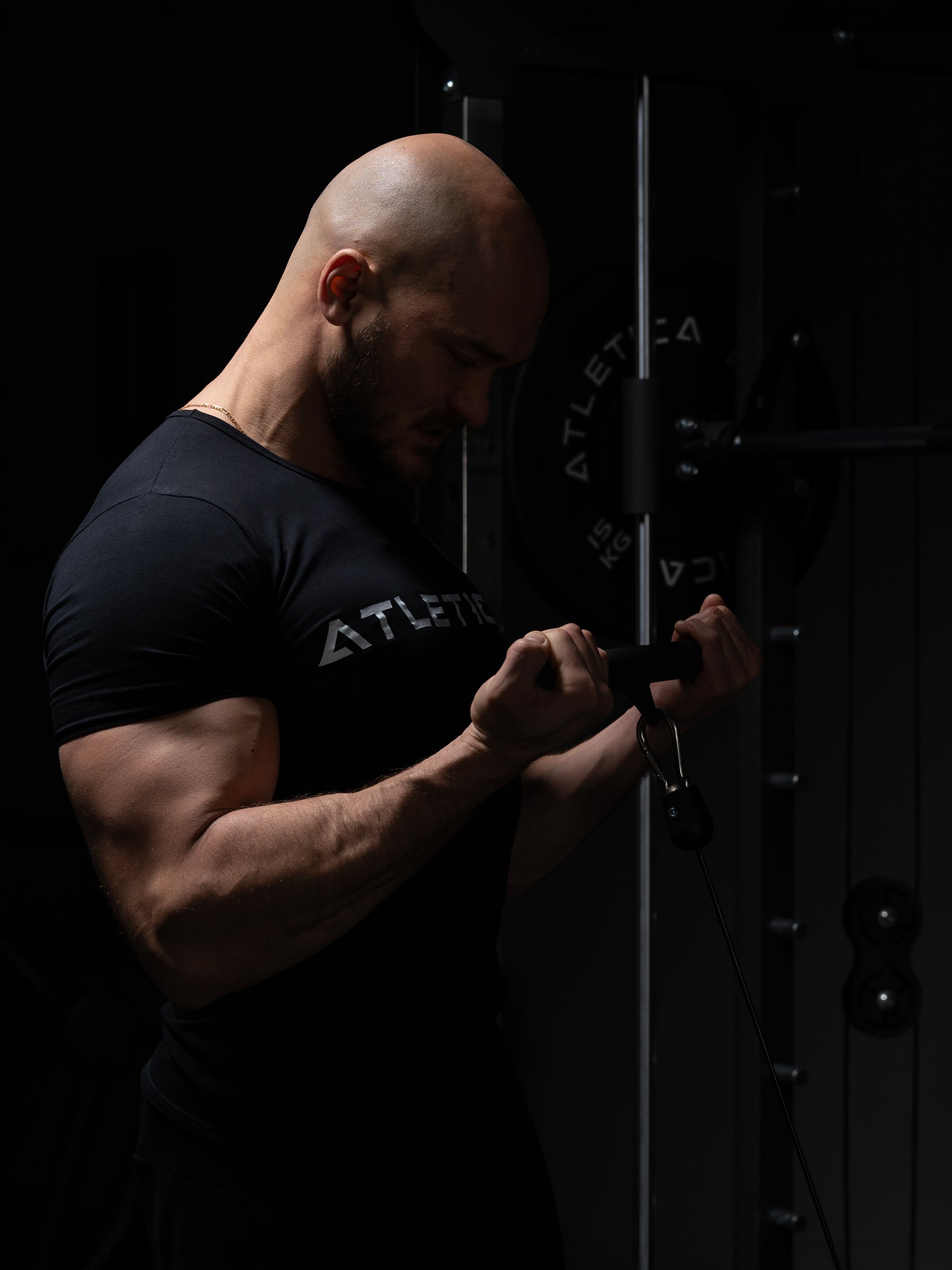 Übungen am Kabelzug der Kraftstation SWAT Basic: