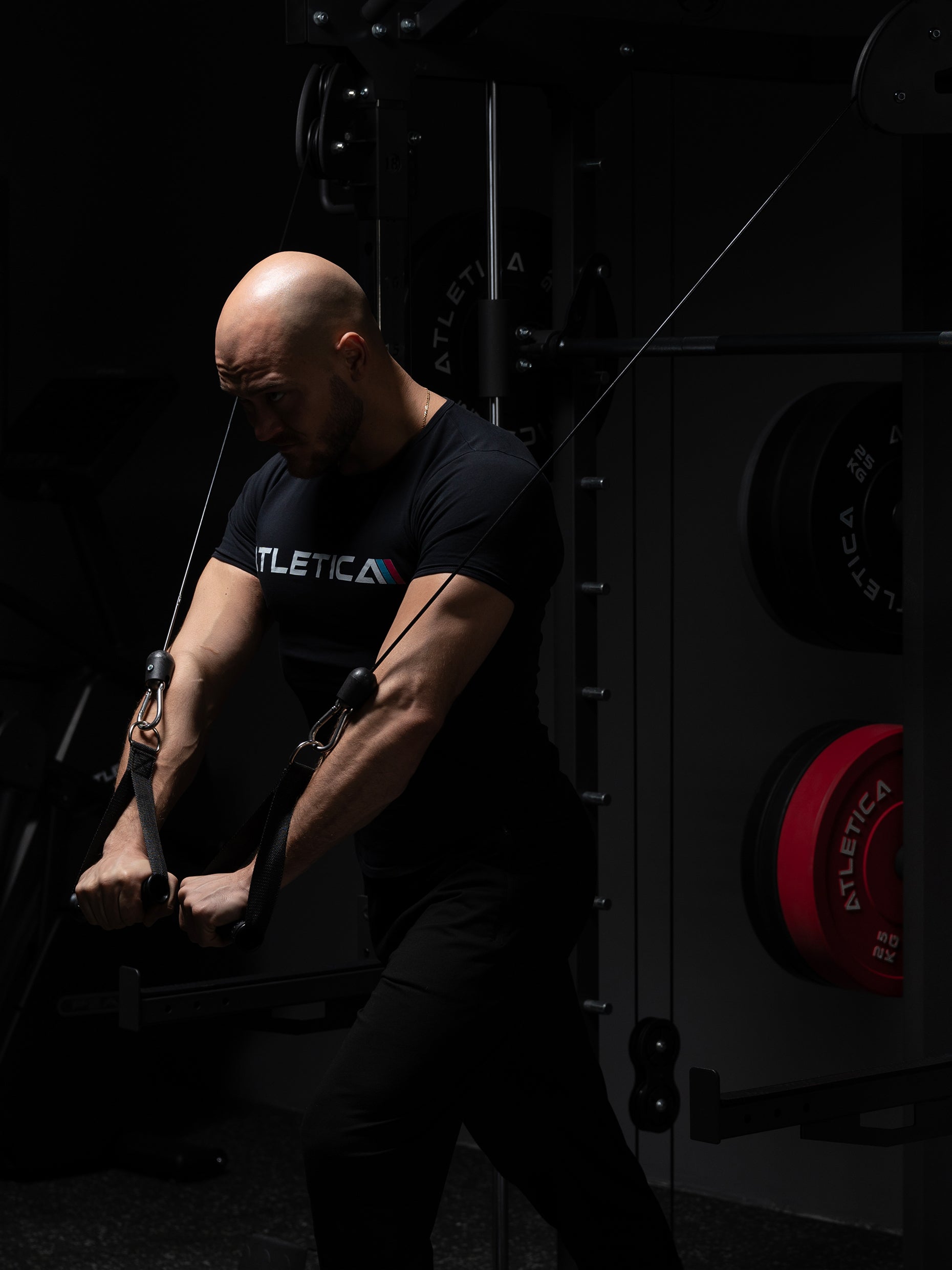 Kabelzug Pulls an der SWAT Kraftstation: