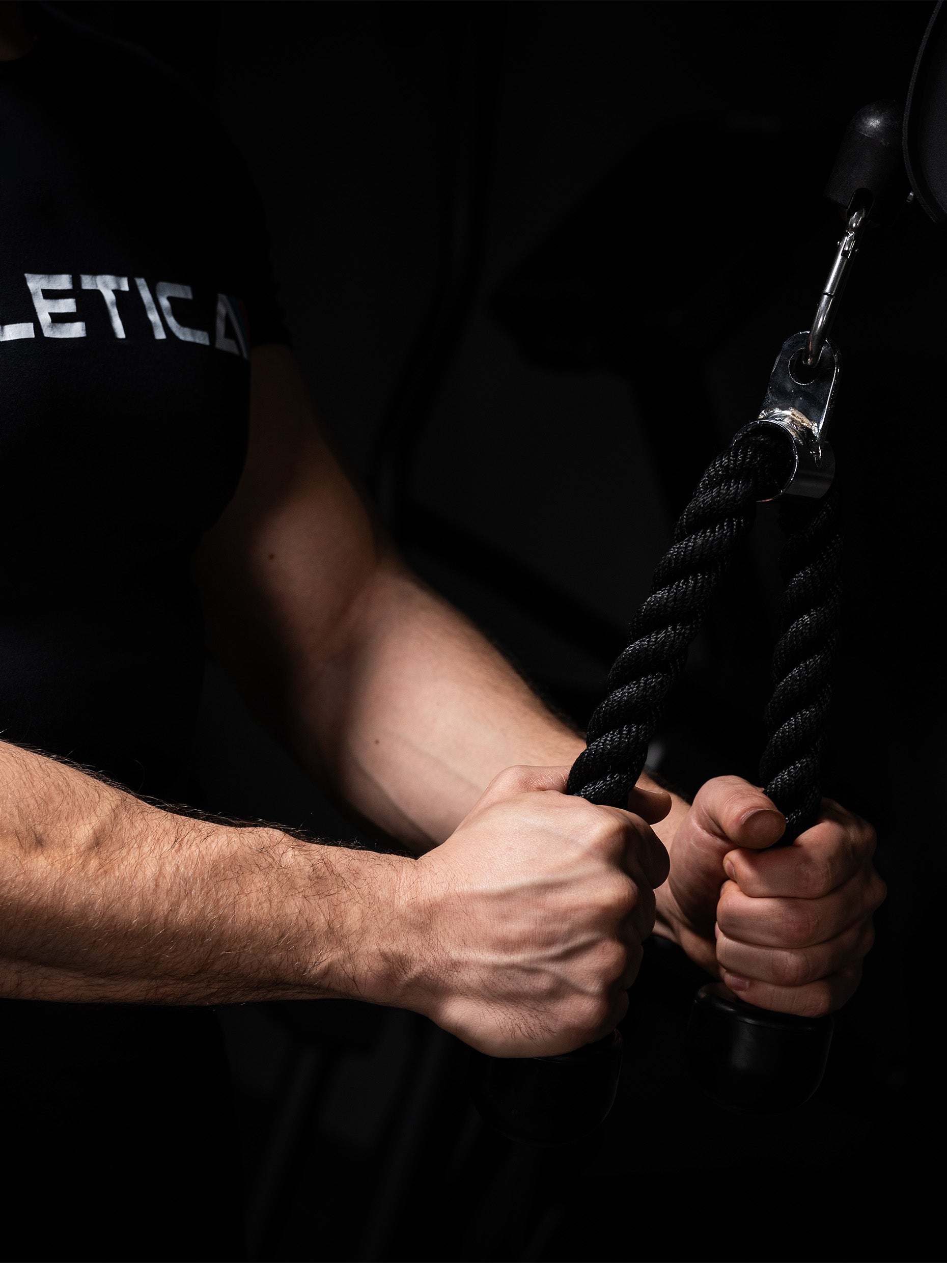 Trizepsseil Übungen an der Swat Kraftstation: