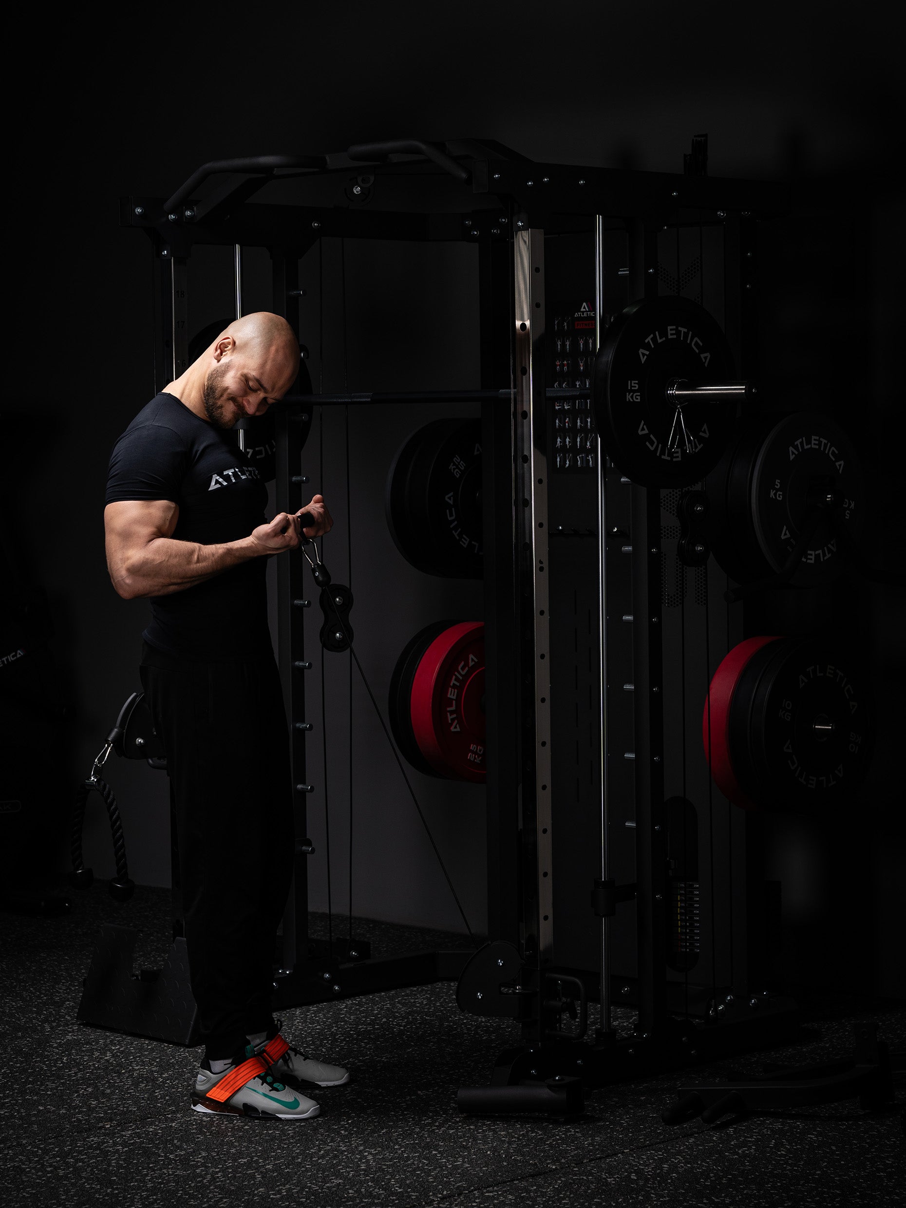 Kabelzug Pulls an der SWAT Kraftstation: