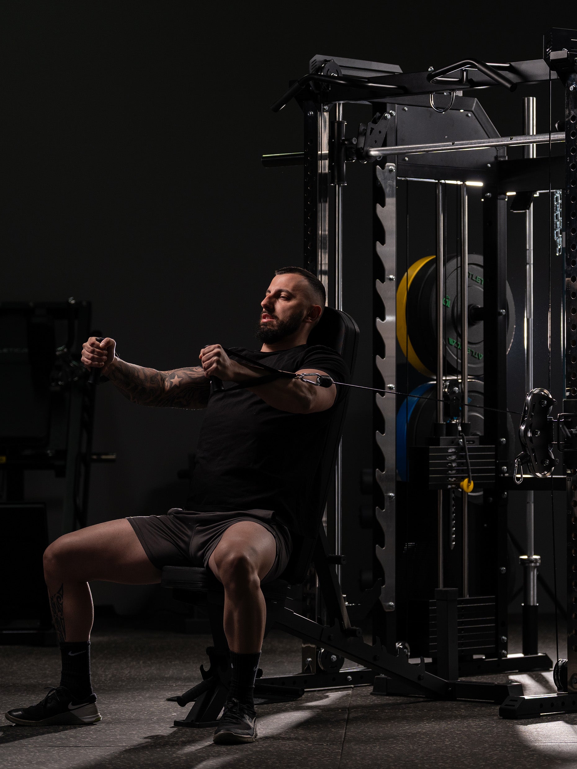 Cable Fly an der Fallout Kraftstation mit Hantelbank