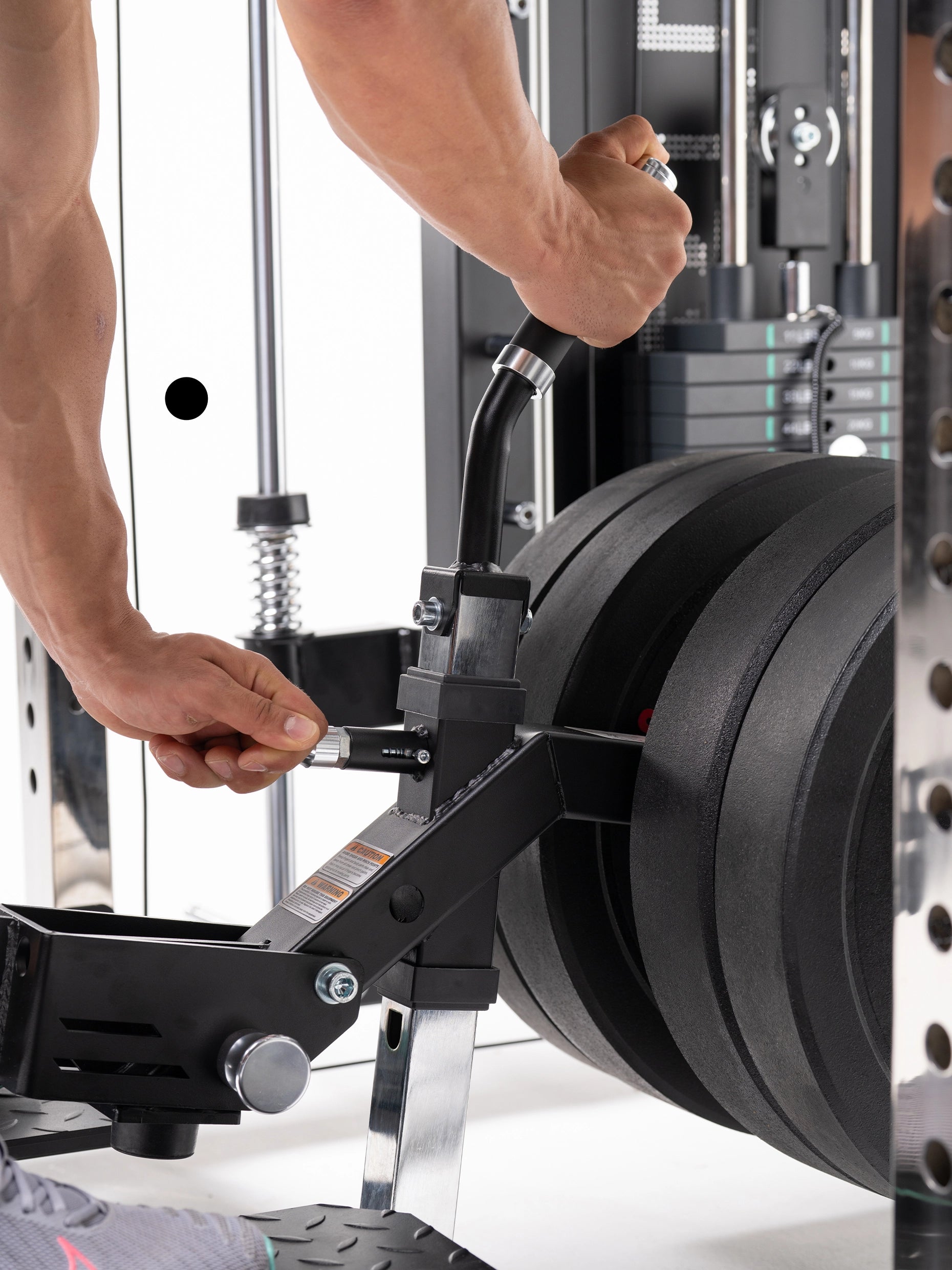 Gewichtsscheiben und Sicherungsstift des Belt Squat Attachments an der Hellraiser Kraftstation