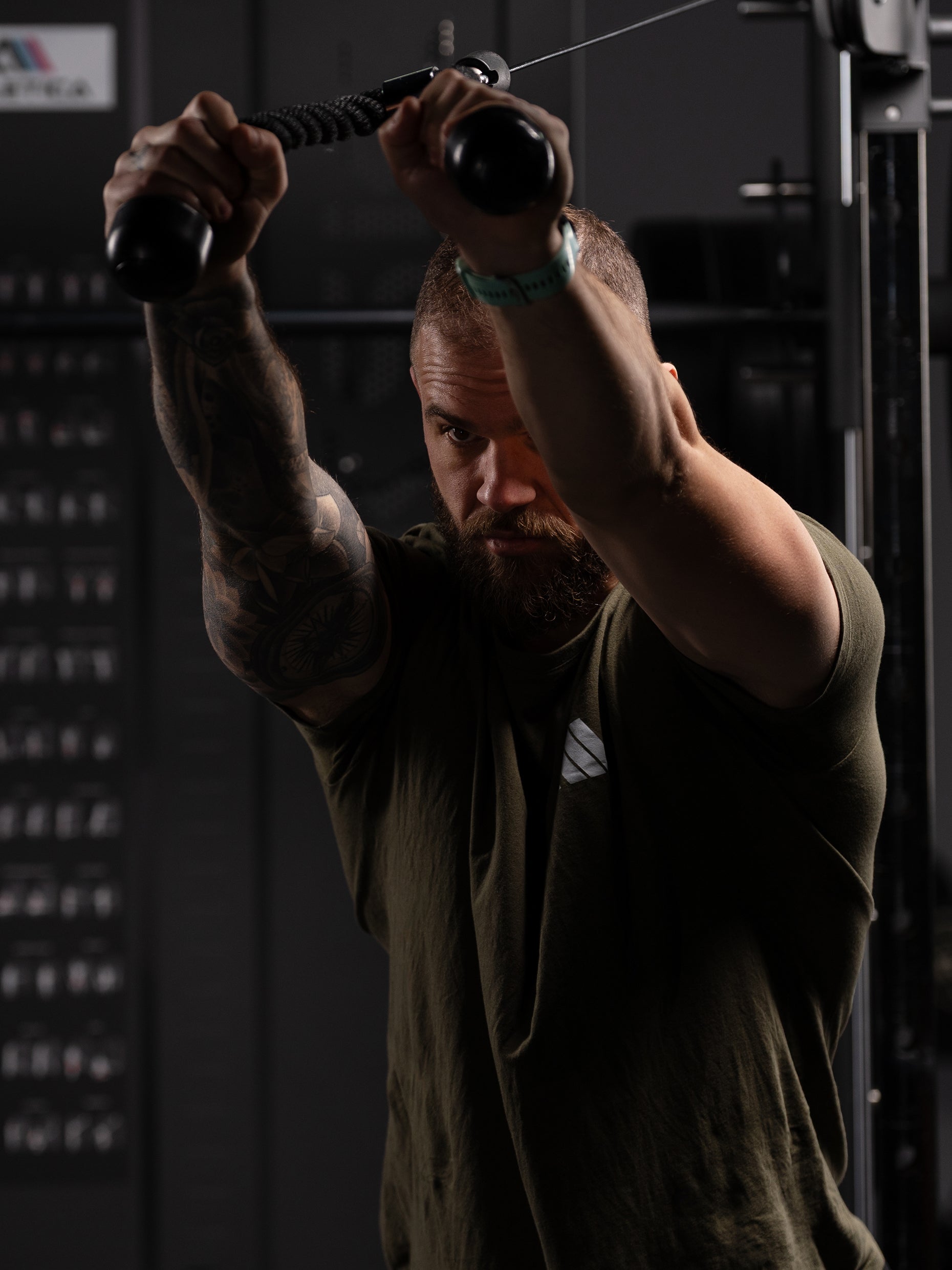 Trizepsseil Pulls an der KSK Kabelzugstation: