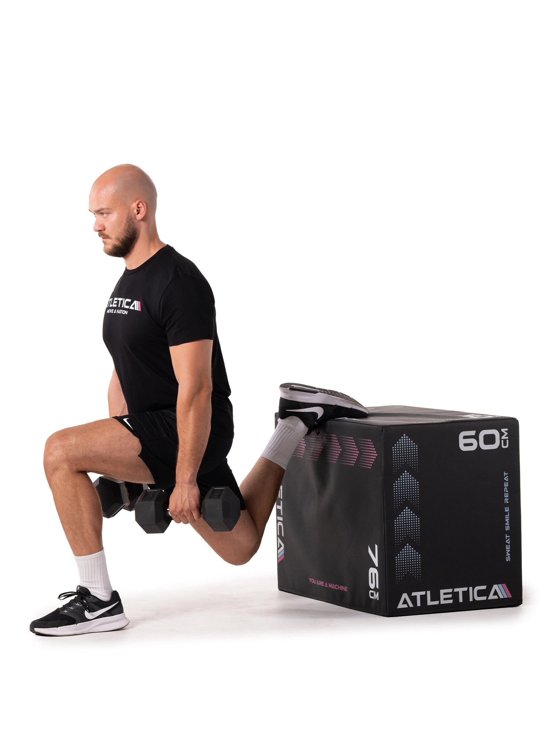 Split Squat am Plyo Box Sprungbox Pro von Atletica mit Hexagon Kurzhanteln
