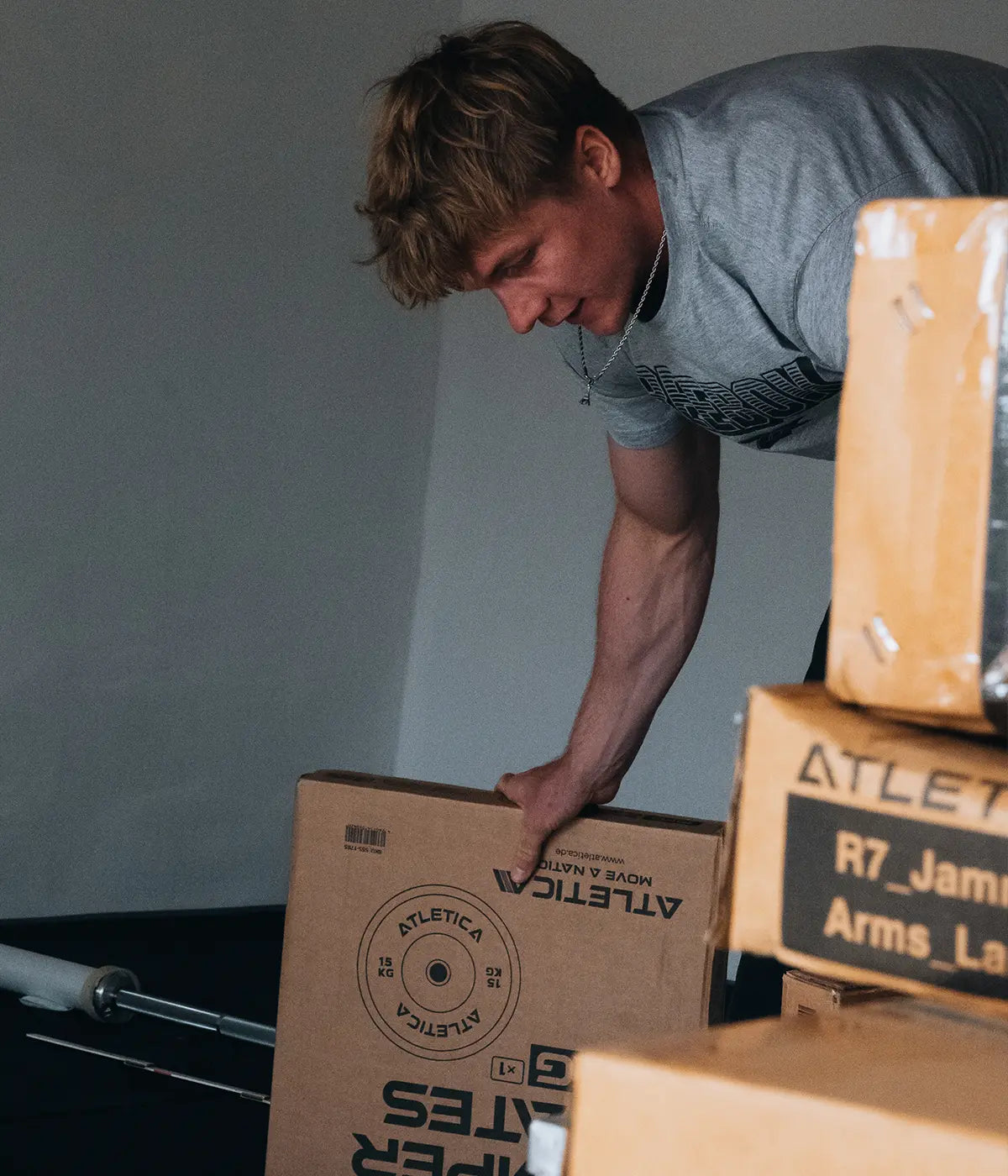 Jacob Schopf beim Auspacken der Home Gym Geräte