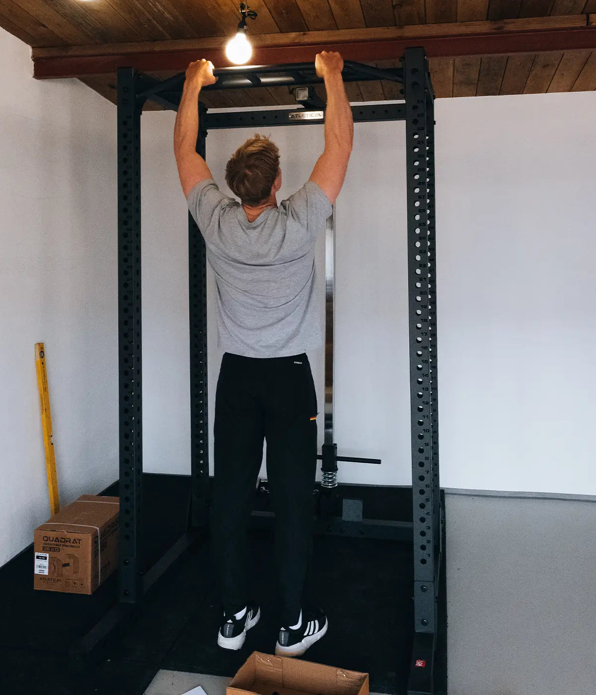 Jacob Schopf im Atletica Home Gym: Klimmzüge am Power Rack