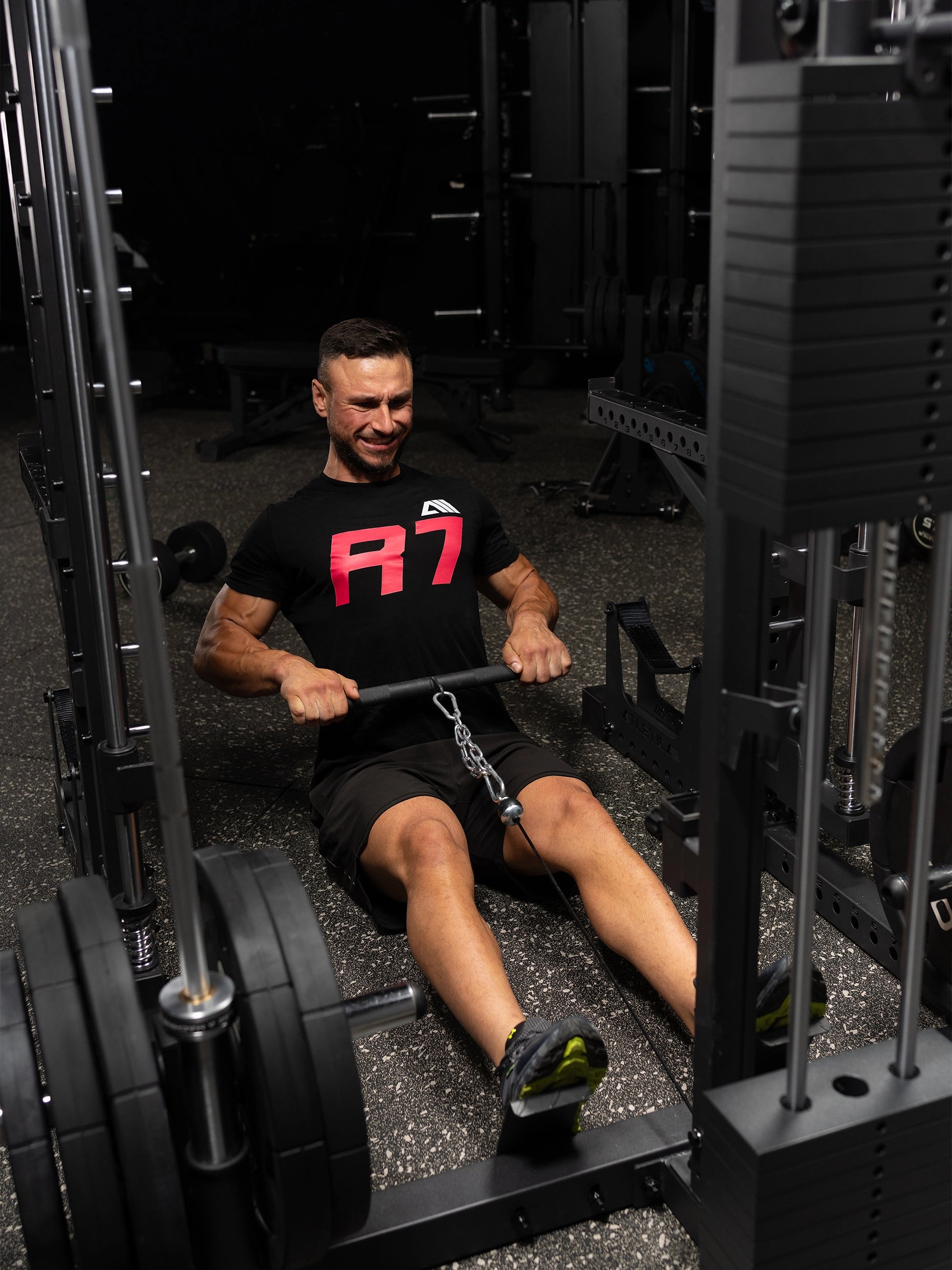 Rudern am Latzug vom R7 Nemesis Squat Rack