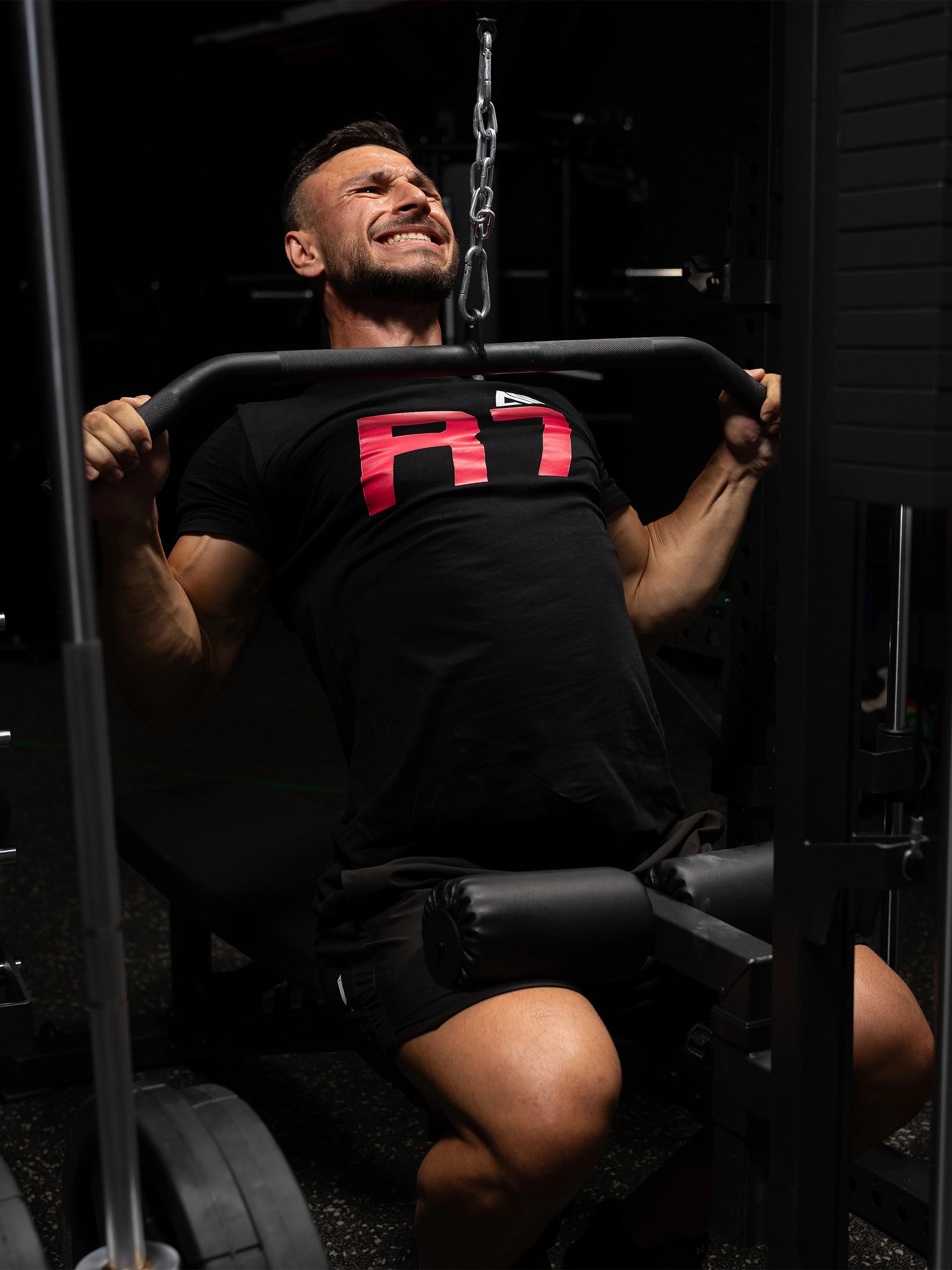 Latziehen zur Brust am Squat Rack R7 Nemesis