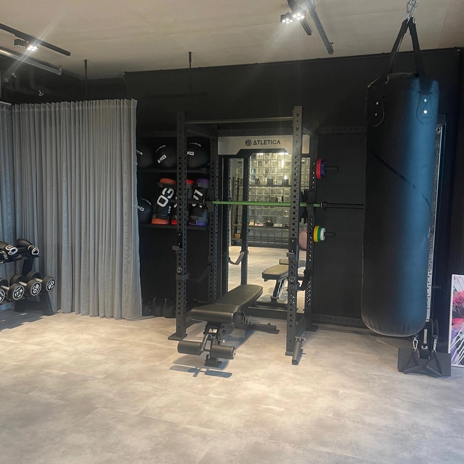 Personal Trainer Studio ausgestattet mit Atletica Fitnessequipment