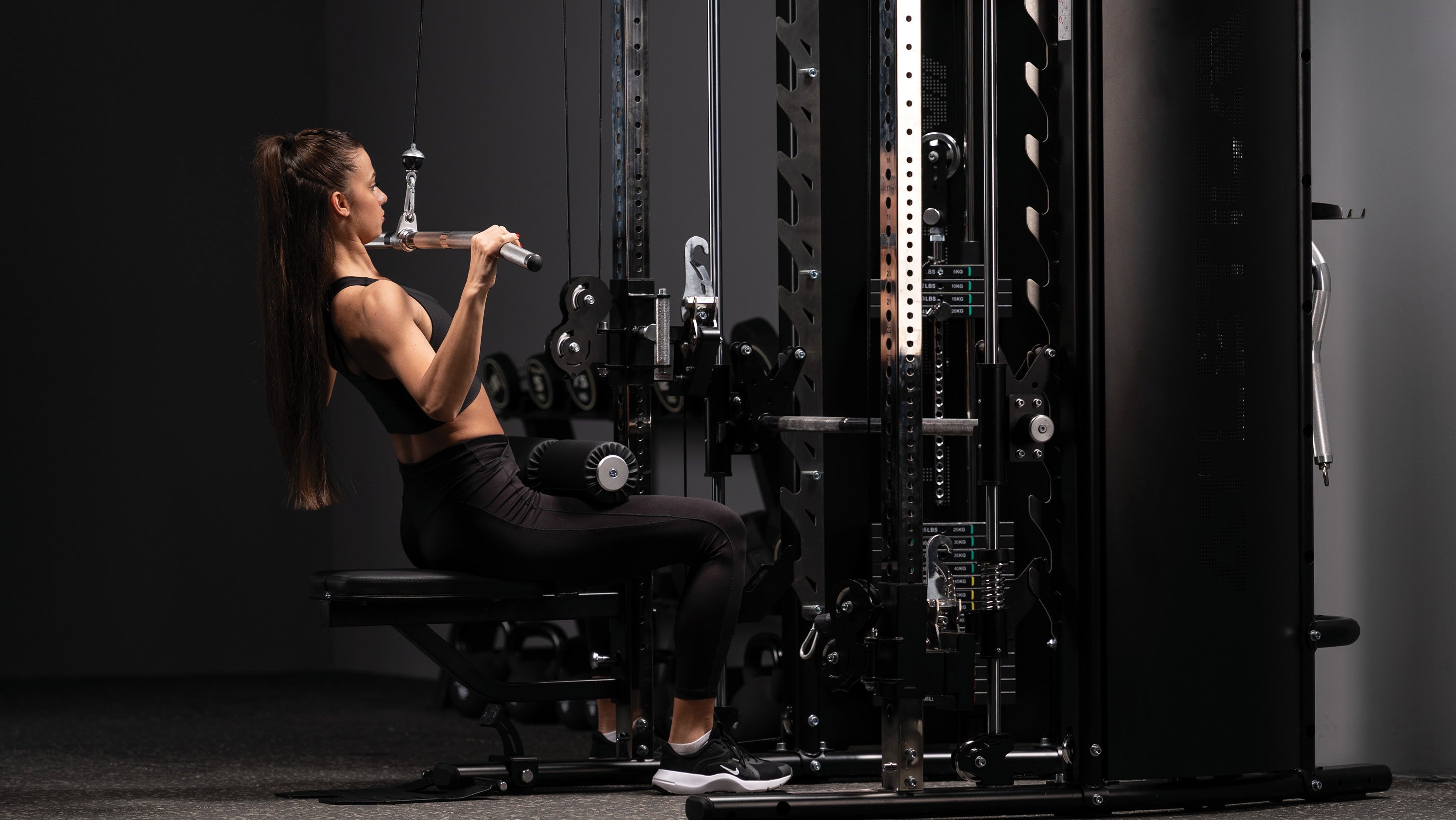 Lat Pulldown an der Kraftstation