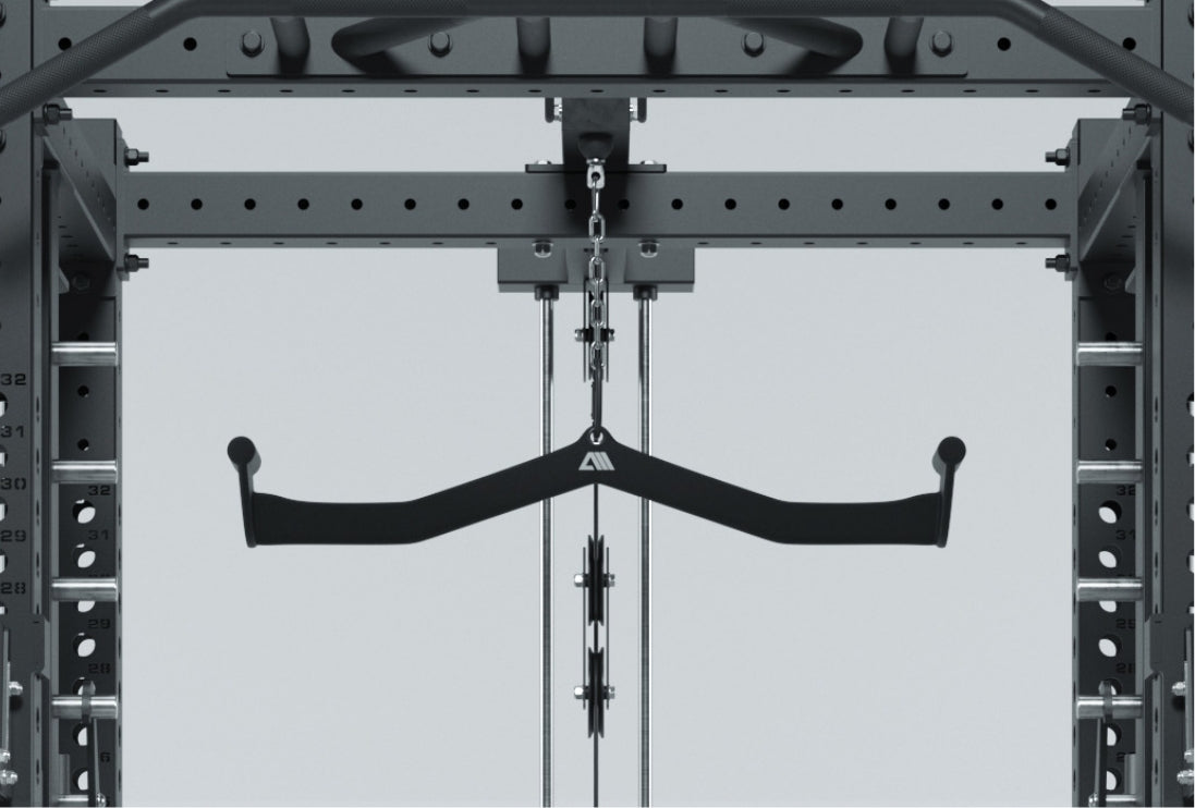 Vielseitiger Latzuganbau R8 Commander Power Rack