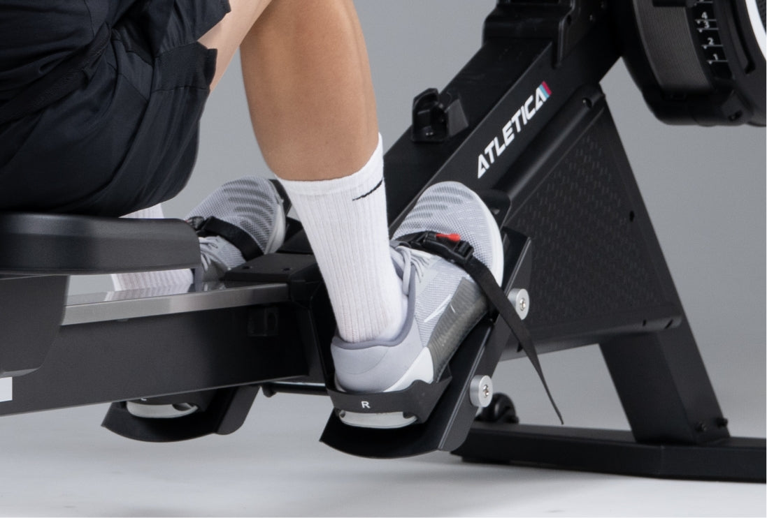 Fußschlaufen für perfekten Halt am MagnaRow Rudergerät von Atletica