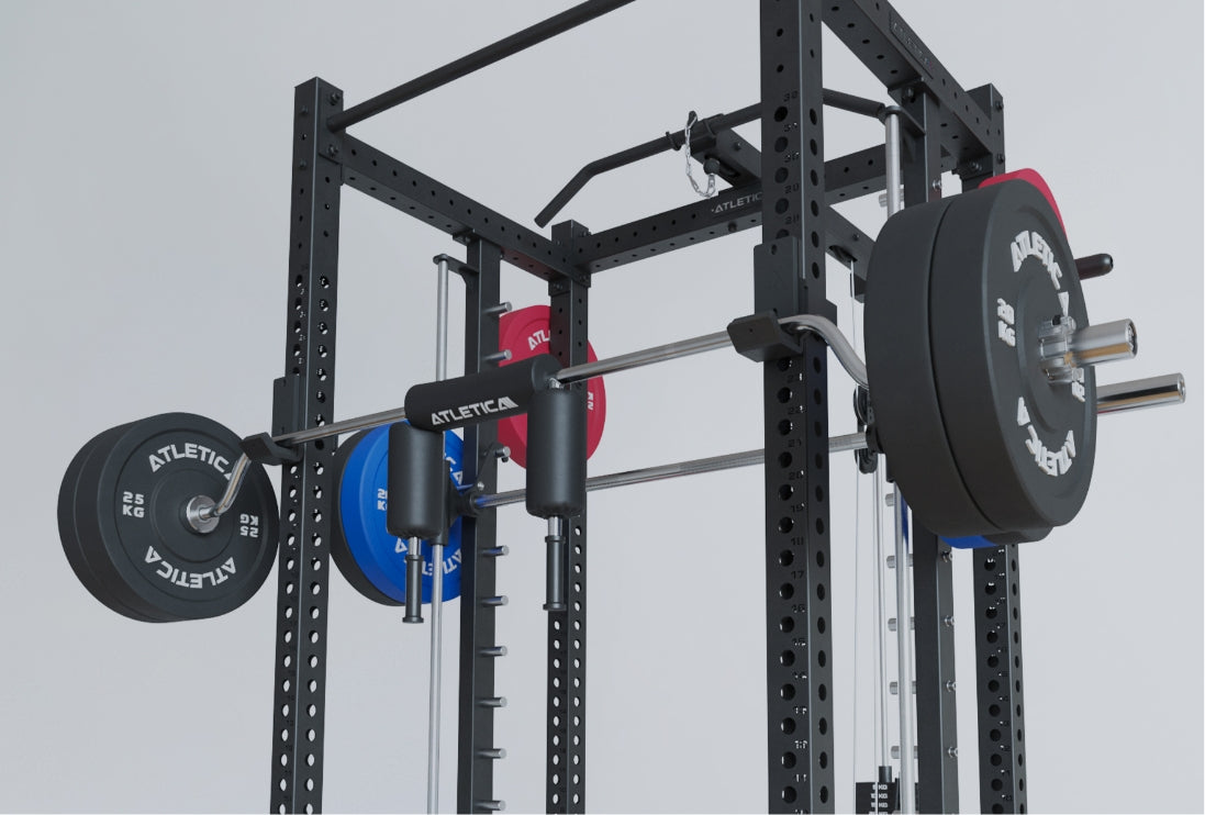R8 Spectre Power Rack von Atletica mit Langhantel und Bumper Plates Hantelscheiben