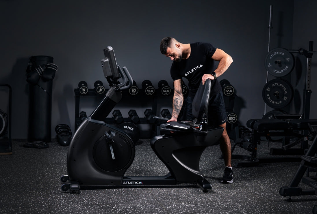 Recline Ergometer von Atletica mit verstellbarem Sitz