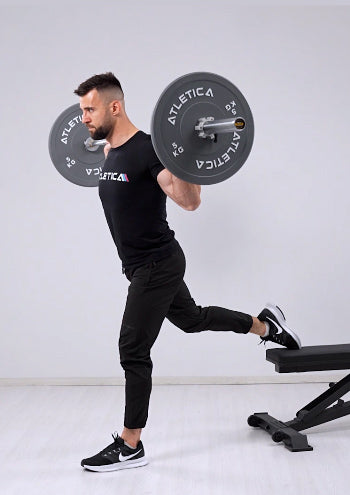 Bulgarische Split Squats mit Langhantel und Gewichten