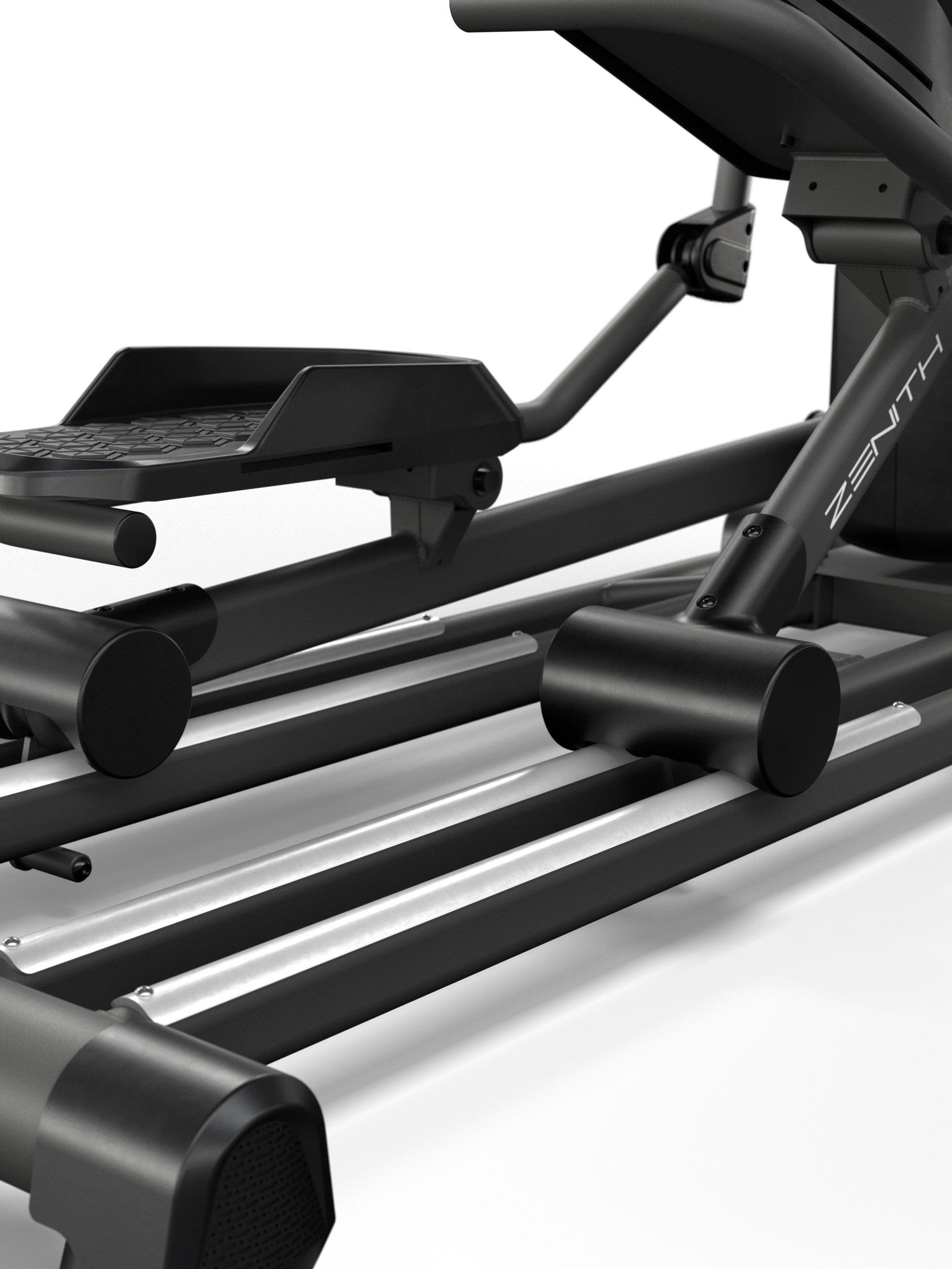 Crosstrainer Zenith: Große, stabile Fußpedale für sicheren Stand, auch bei hohem Einsatz