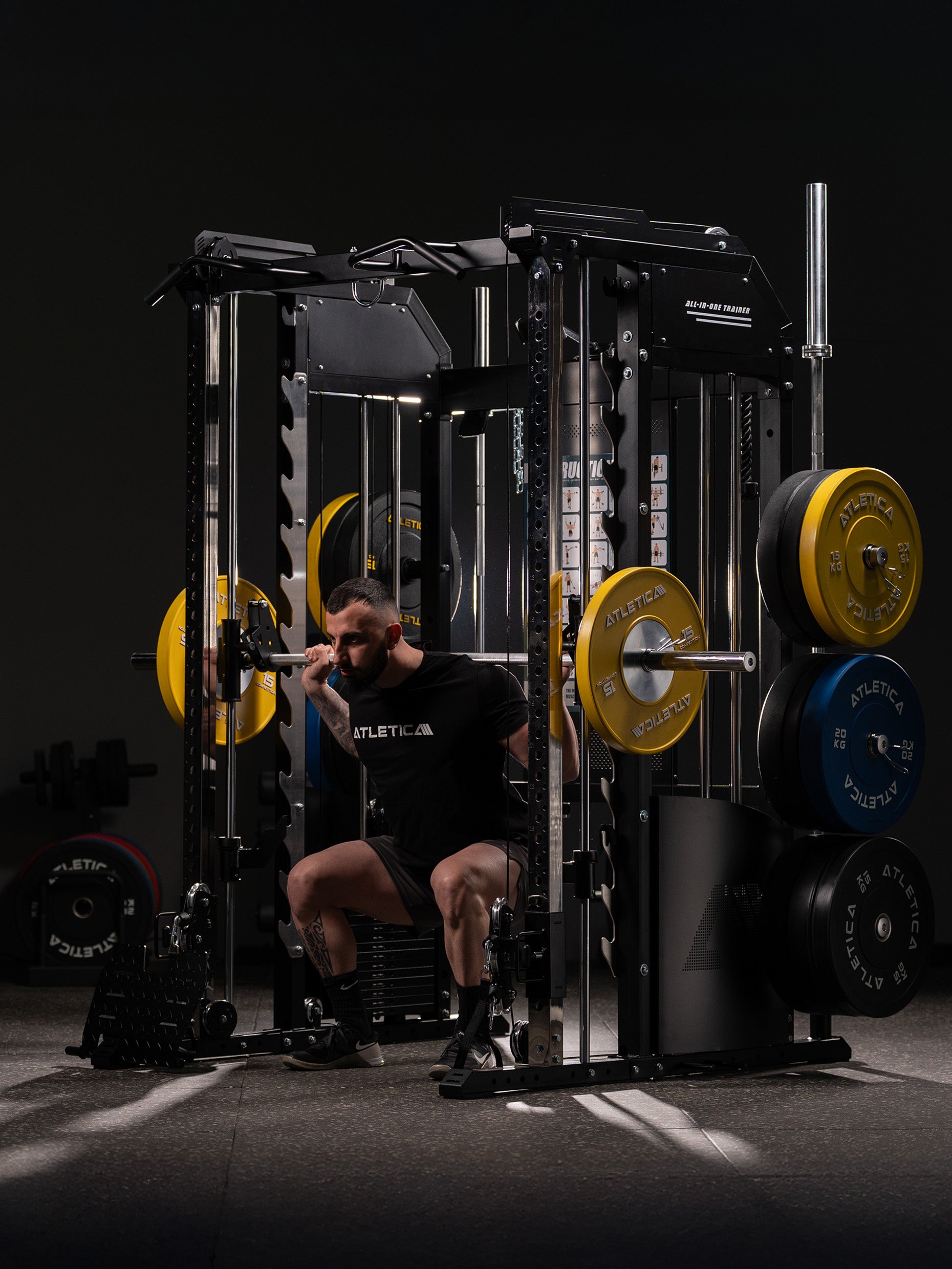 Kniebeugen mit Langhantel an der Multipresse der Fallout Kraftstation