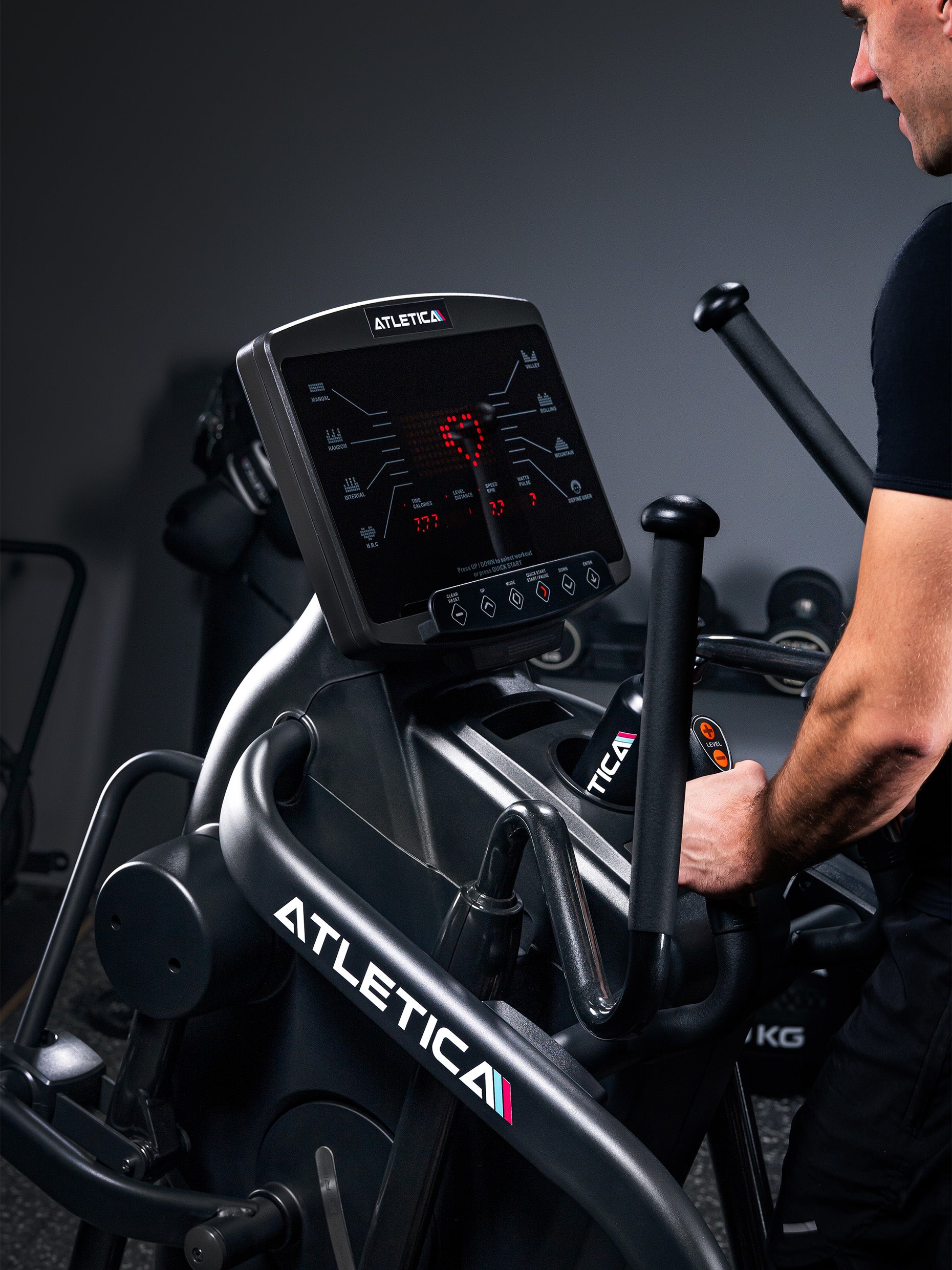 Crosstrainer Power Stride: Ablesen der Herzfrequenz, Zeit, Distanz, Watt und Kalorien