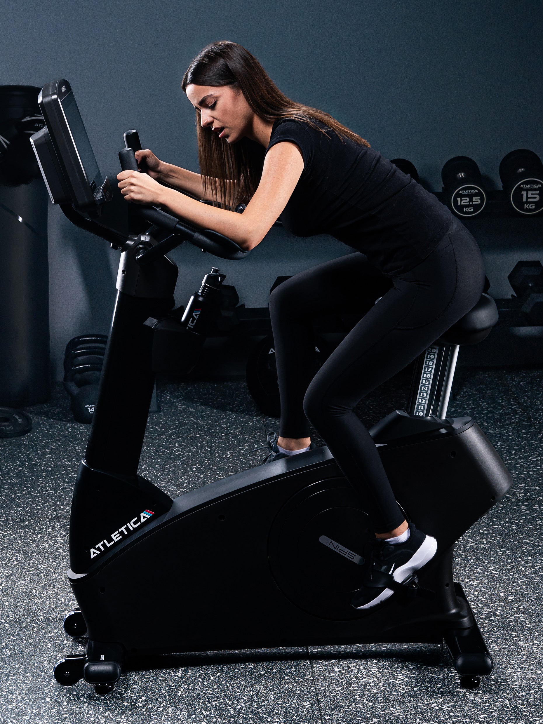 Ergometer Revolve von Atletica: generatorbetriebenes Gerät – Nutzung ohne Stromkabel