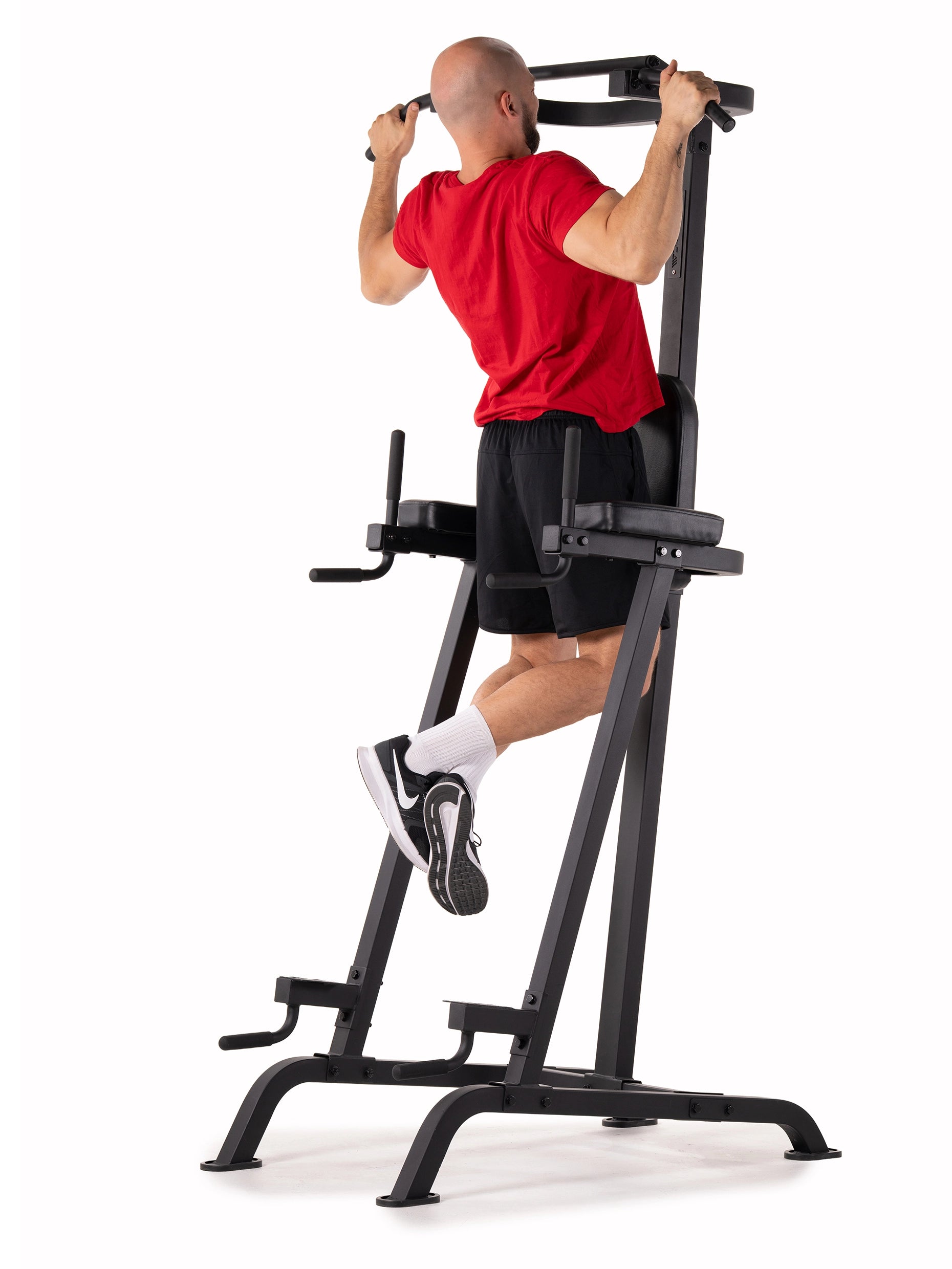 Klimmzüge an der Klimmzugstange der Power Tower Kraftturm von Atletica