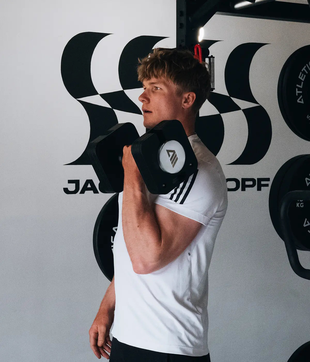Jacob Schopf trainiert mit den verstellbaren Quad Kurzhanteln