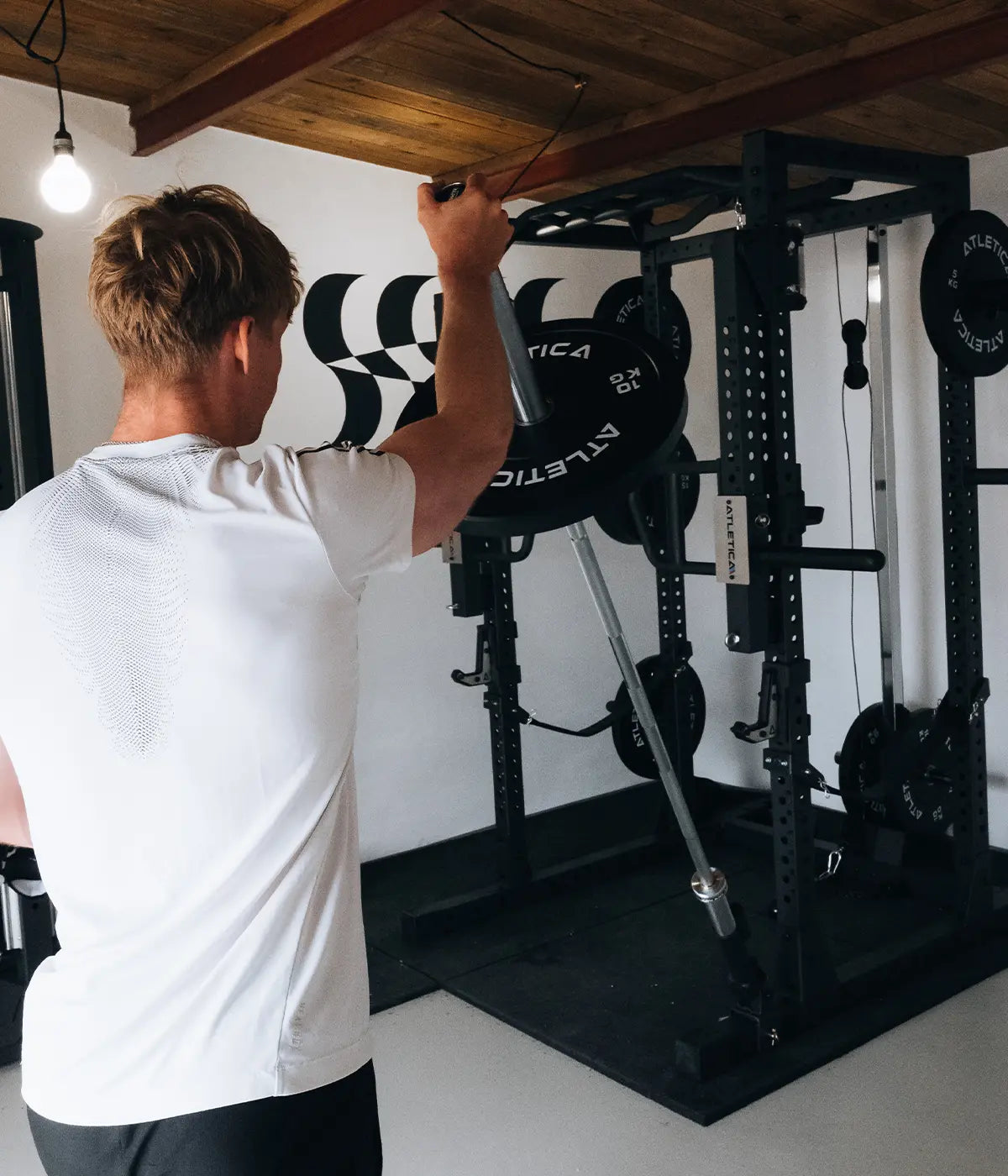 Atletica Athleten: Jacob Schopf beim Langhanteltraining im Home Gym