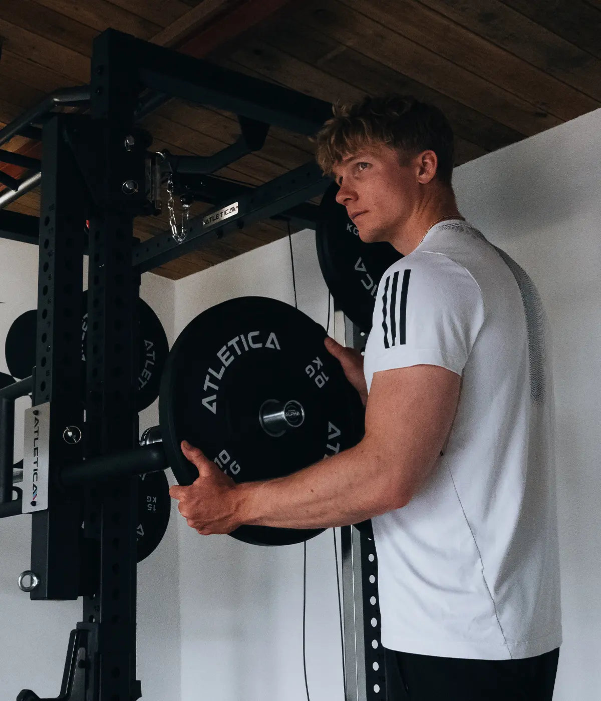 Atletica Athleten: Jacob Schopf Bumper Plates Beladen am Power Rack im Home Gym