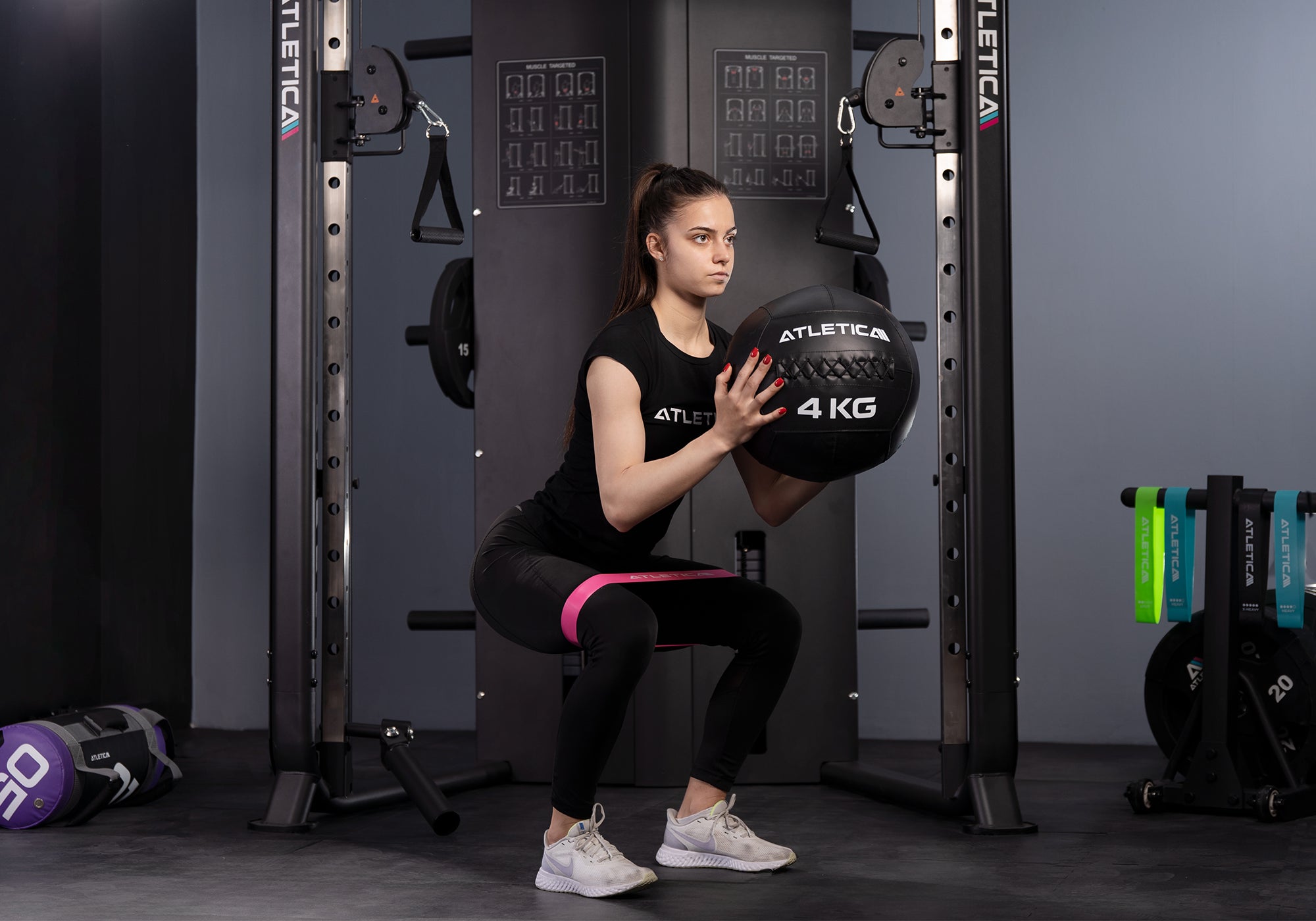 Kniebeuge mit Widerstandband und Wallball