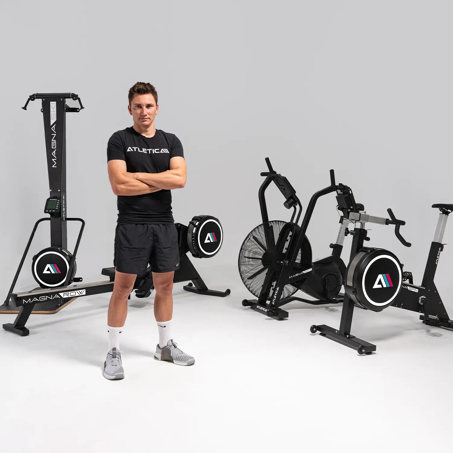 Lucas Liss mit den Fitnessgeräten von Atletica aus der Cardio Magna Serie