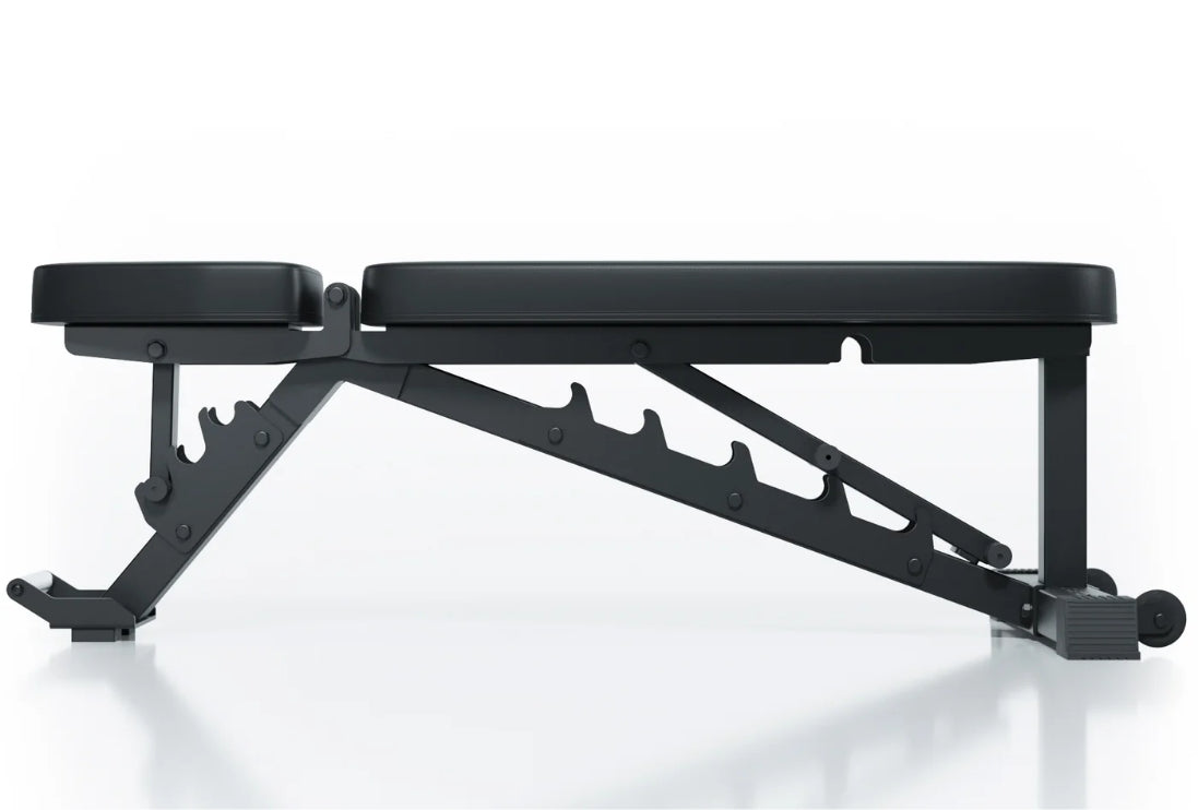 B4 Hantelbank verstellbar: mit 43 cm Höhe im flachen Zustand erfüllt die B4 Wettkampfstandards