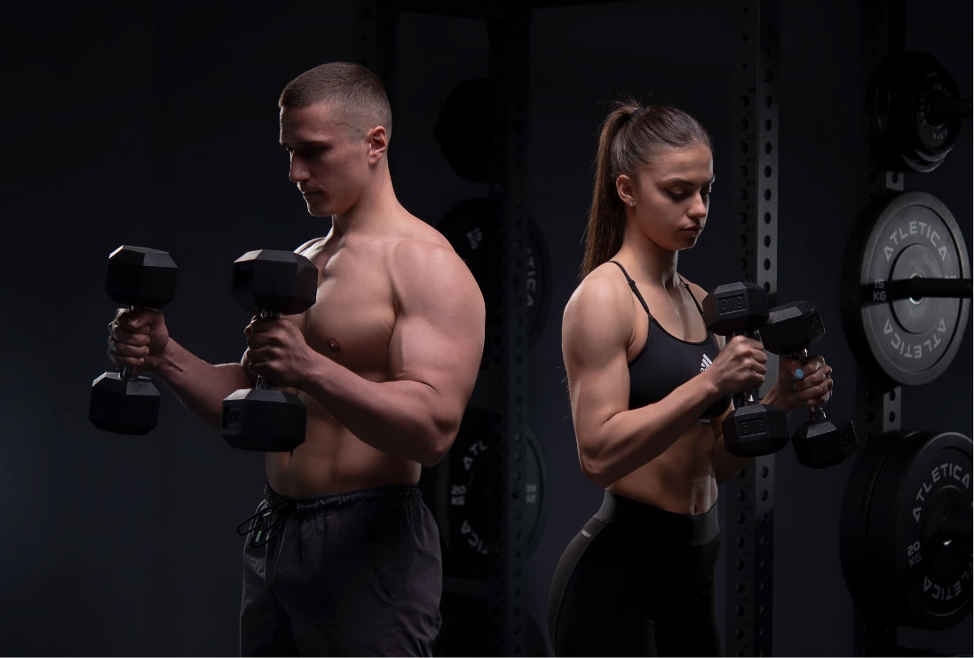 Workout mit Trainingspartner mit Hexagon Kurzhanteln