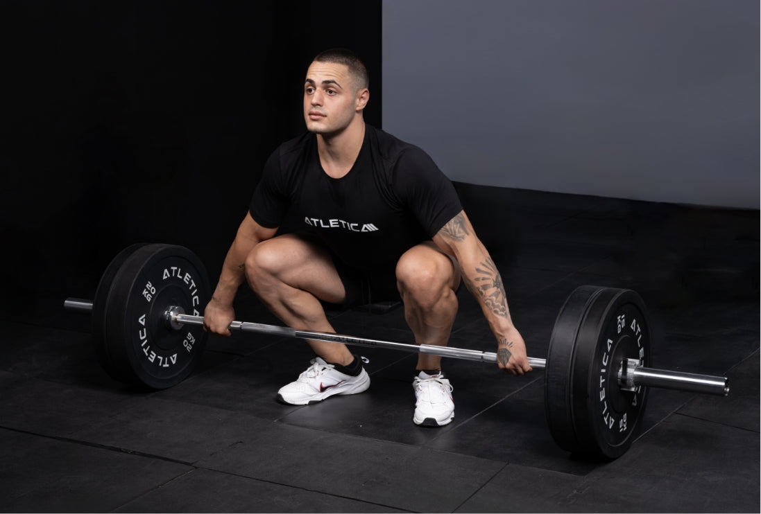 Karlos Nasar beim Gewichtstraining mit den Bumper Plates und der Langhantel von Atletica