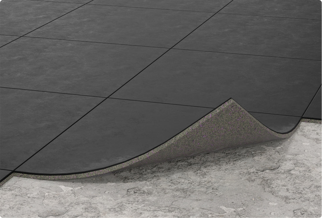 Solidprotect Bodenschutz: zwei Schutzlagen: Feingranulat für Slip-Resistance; Grobgranulat für Stoßabsorption