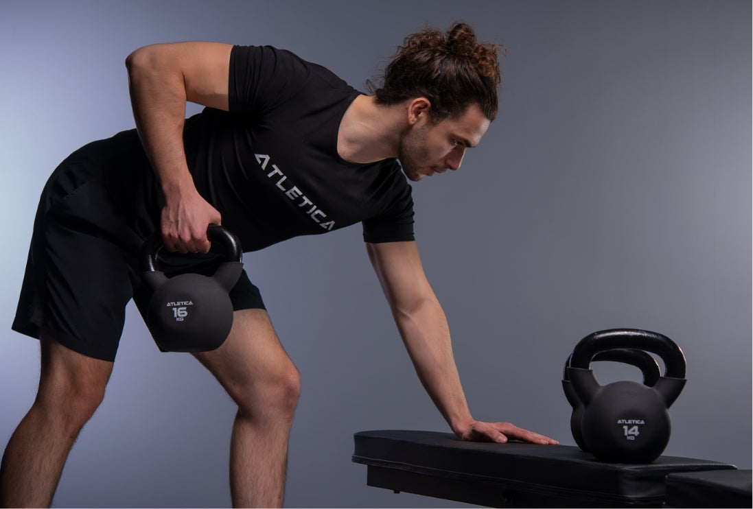 Workout mit Kettlebells auf der Hantelbank