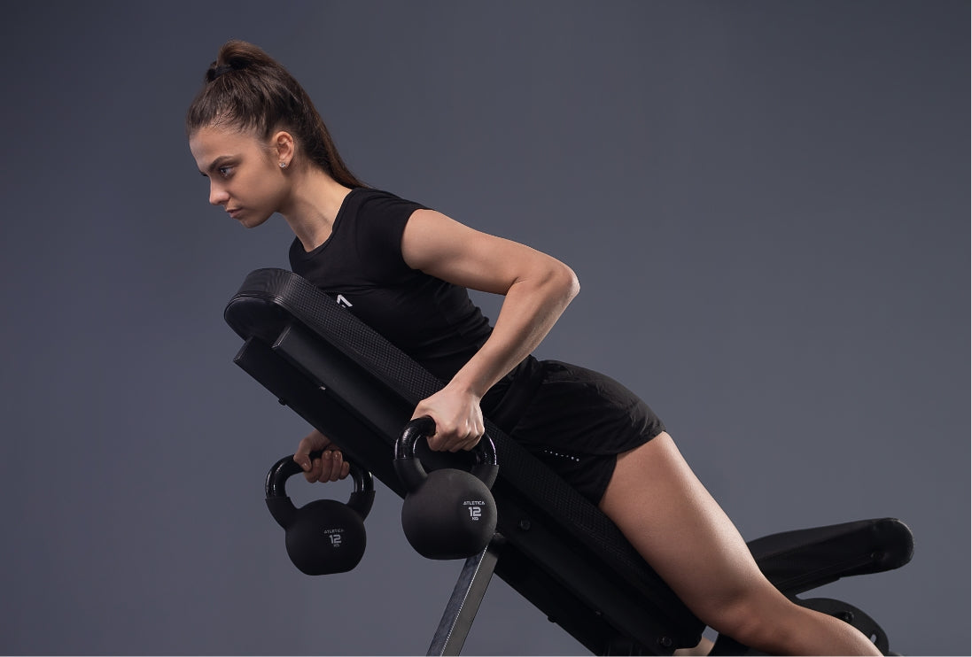 Kettlebells Training auf der Hantelbank