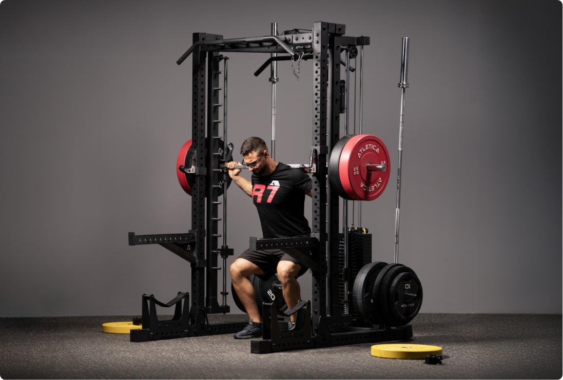 Kniebeuge an der Multipresse vom R7 Nemesis Squat Rack