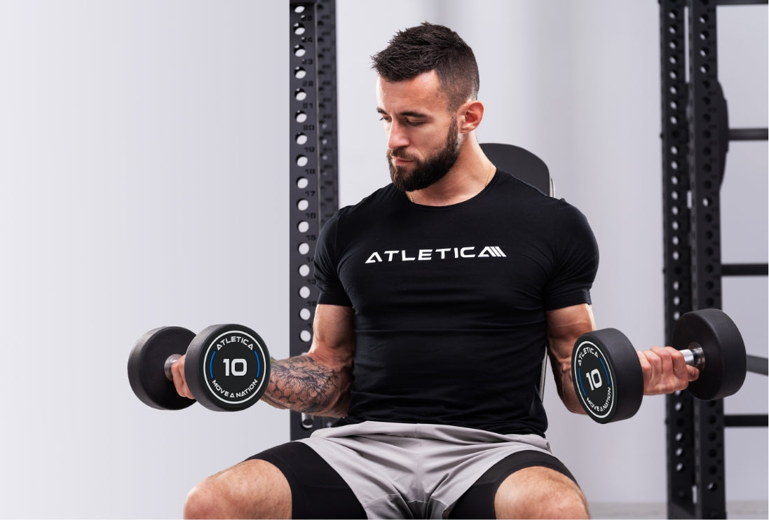 Armtraining auf der Hantelbank mit den Rundhanteln Pro von Atletica